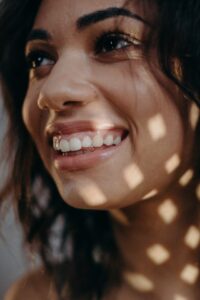 Tandlæge i Kokkedal giver smil på tandsættet