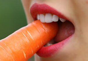 Muligt tandimplantat spiser en gulerod