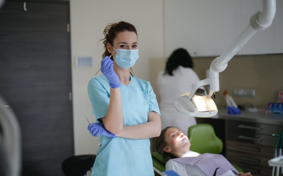 Tandlæge Kokkedal arbejder omsorgsfuldt på en patient nær Hørsholm