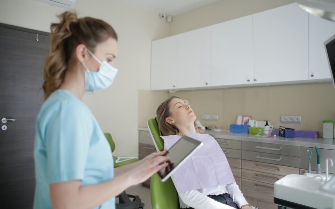 Tandlæge i Hørsholm behandler en patient på klinikken nær Kokkedal